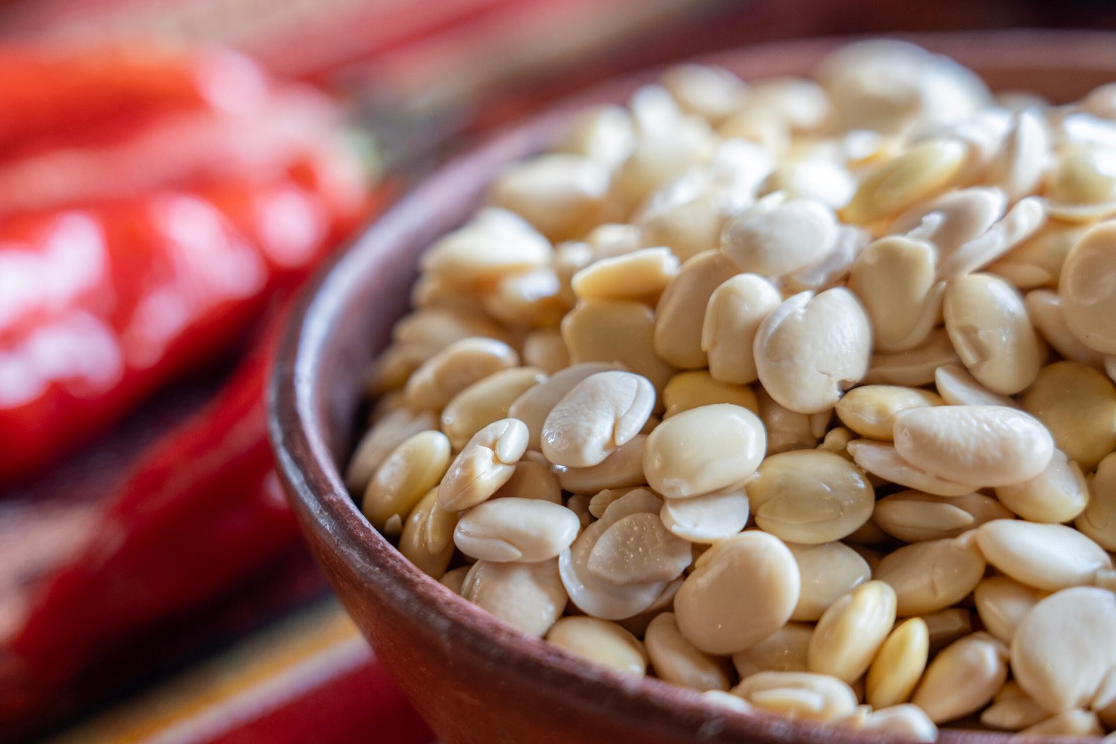 Chochos pelados listos para la preparación de fanesca ecuatoriana tradicional.