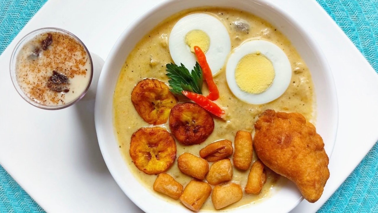 Plato de fanesca ecuatoriana tradicional con acompañantes y arroz con leche como postre típico.