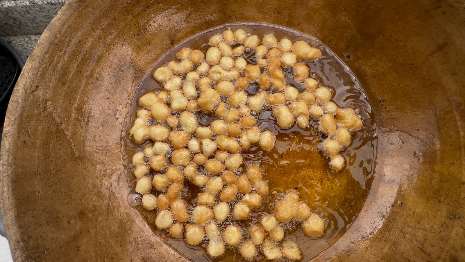 Fritos tradicionales para fanesca ecuatoriana cocinándose en paila de bronce, acompañantes típicos del plato.