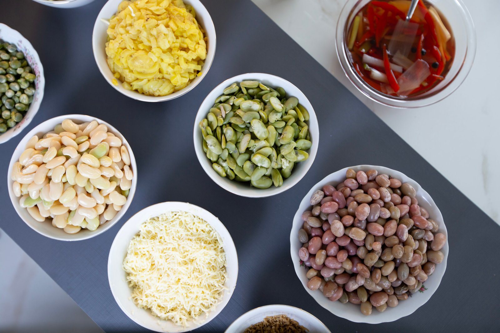 Granos cocidos para la preparación de fanesca ecuatoriana tradicional, incluyendo habas, fréjol y otros ingredientes.