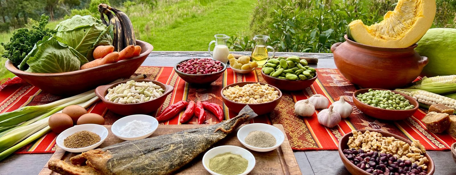 Ingredientes de la fanesca ecuatoriana tradicional con granos, bacalao, vegetales y especias para su preparación.