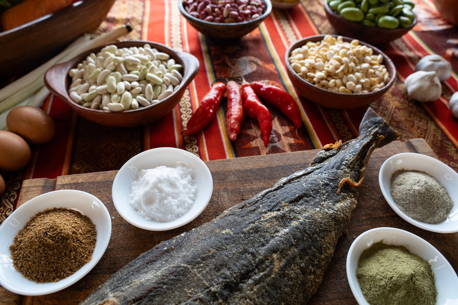Ingredientes para la fanesca tradicional, condimentos, aji, ajo, bacalao y más.