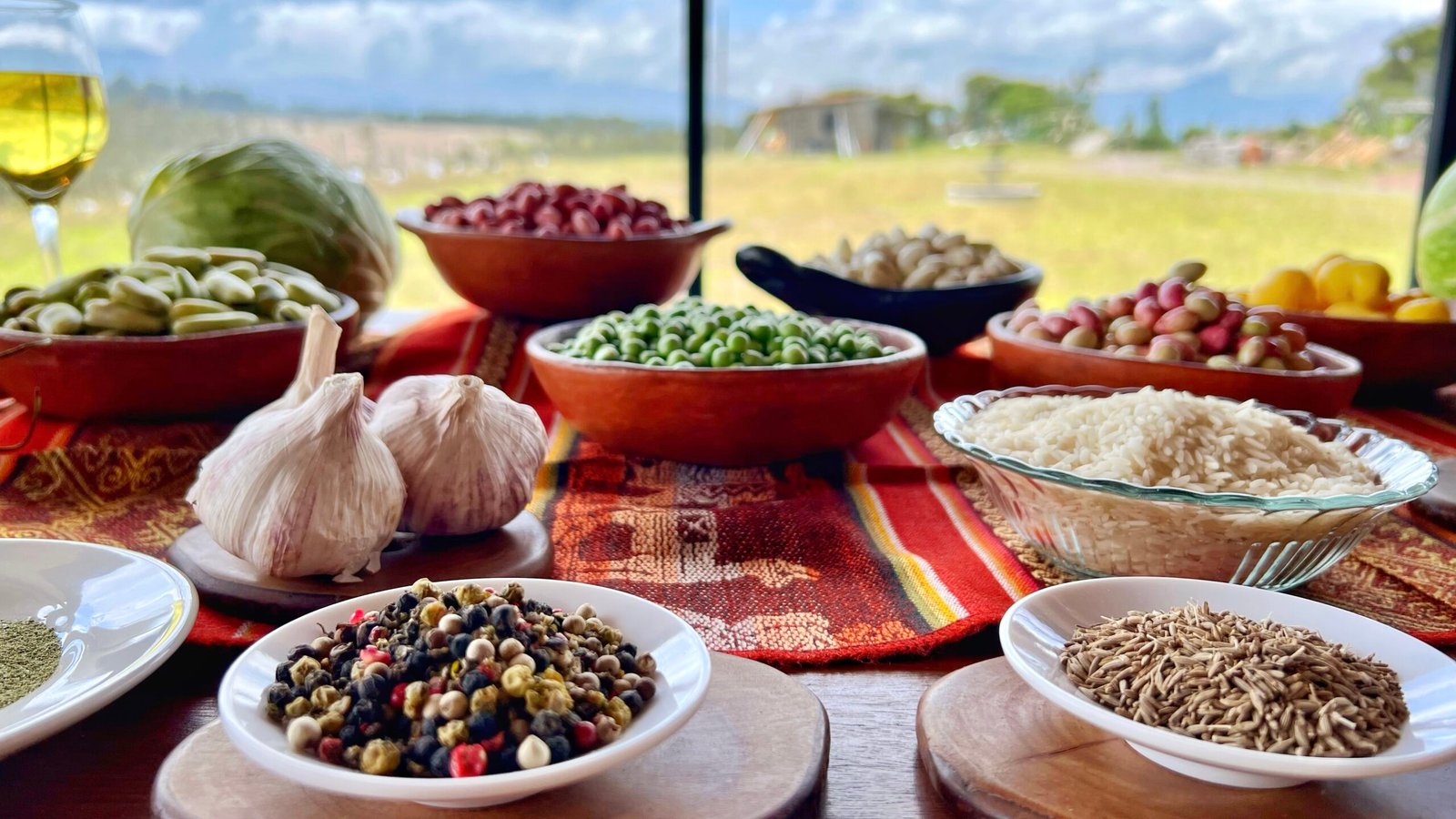 Ingredientes tradicionales de la fanesca ecuatoriana como granos, arroz y especias, base de su preparación histórica.