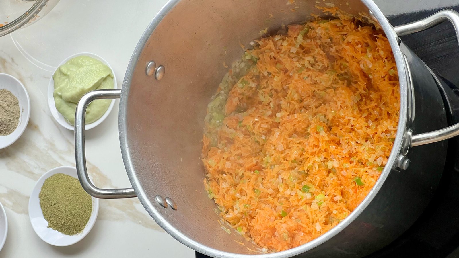 Refrito para fanesca ecuatoriana con cebolla, ajo y zanahoria, base tradicional de la preparación.