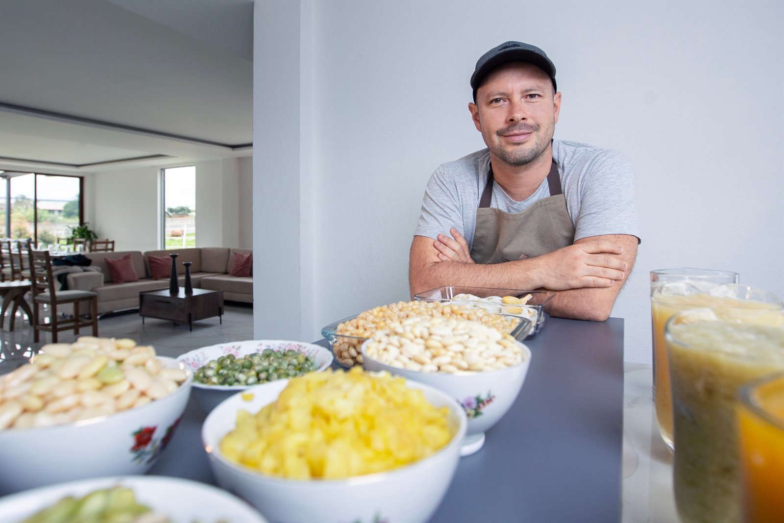Luis Felipe Díaz con granos e ingredientes para la preparación de fanesca ecuatoriana tradicional.